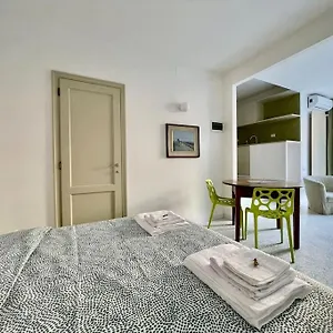 Modern Navigli , Milano Italia